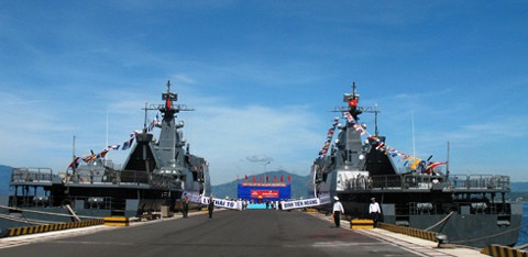 Hai tàu hộ vệ tên lửa hiện đại nhất Việt Nam trên quân cảng Cam Ranh. Ảnh: Nguyễn Nam Anh